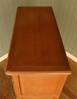 ワンランク上の上質な雰囲気を演出。フランスの優雅なアンティークキャビネット