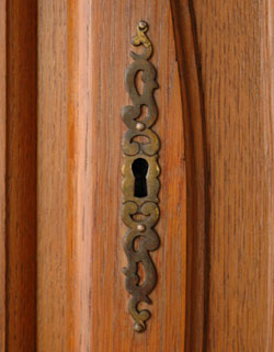 ワンランク上の上質な雰囲気を演出。フランスの優雅なアンティークキャビネット