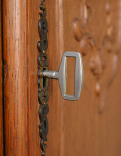 ワンランク上の上質な雰囲気を演出。フランスの優雅なアンティークキャビネット