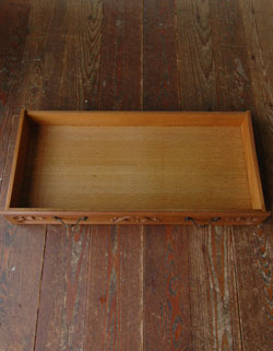 ワンランク上の上質な雰囲気を演出。フランスの優雅なアンティークキャビネット