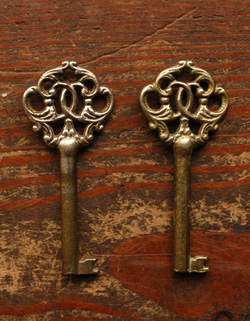 ワンランク上の上質な雰囲気を演出。フランスの優雅なアンティークキャビネット