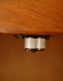 ワンランク上の上質な雰囲気を演出。フランスの優雅なアンティークキャビネット