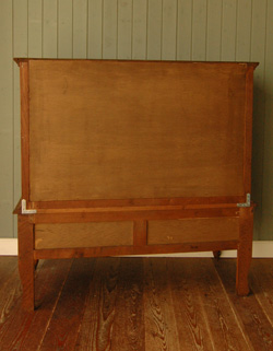 ワンランク上の上質な雰囲気を演出。フランスの優雅なアンティークキャビネット