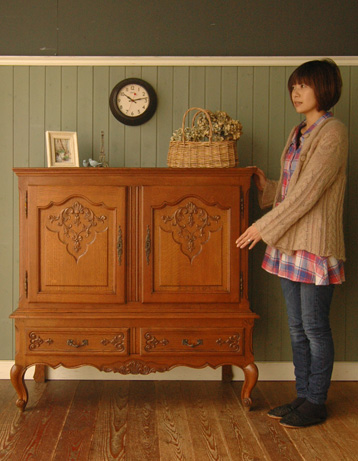 ワンランク上の上質な雰囲気を演出。フランスの優雅なアンティークキャビネット