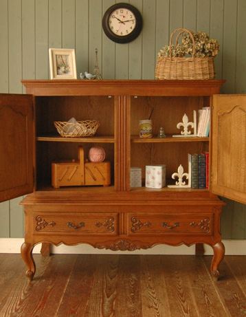 ワンランク上の上質な雰囲気を演出。フランスの優雅なアンティークキャビネット