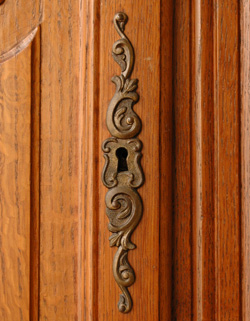 ワンランク上の上質な雰囲気を演出。フランスの優雅なアンティークキャビネット