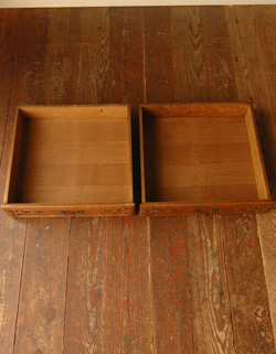 ワンランク上の上質な雰囲気を演出。フランスの優雅なアンティークキャビネット