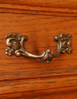 ワンランク上の上質な雰囲気を演出。フランスの優雅なアンティークキャビネット