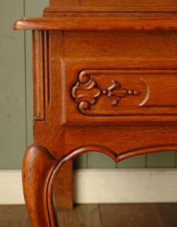 フランスの上品さと美しさが詰まった実用的なアンティークのキャビネット