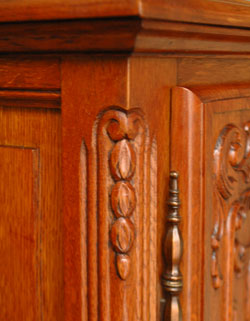 フランスの上品さと美しさが詰まった実用的なアンティークのキャビネット