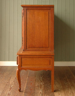 フランスの上品さと美しさが詰まった実用的なアンティークのキャビネット