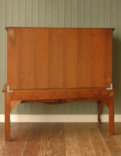 フランスの上品さと美しさが詰まった実用的なアンティークのキャビネット