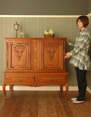 フランスの上品さと美しさが詰まった実用的なアンティークのキャビネット