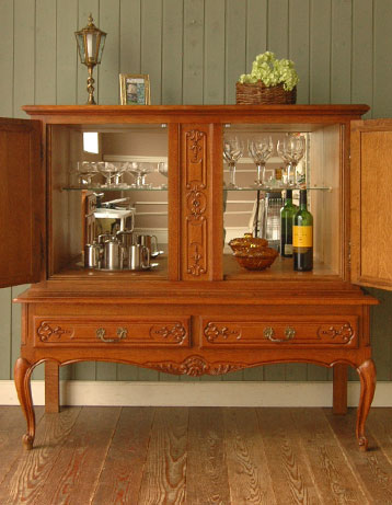 フランスの上品さと美しさが詰まった実用的なアンティークのキャビネット