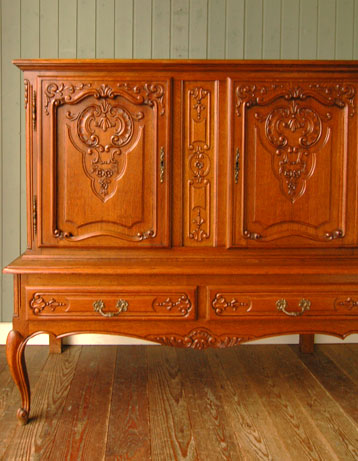 フランスの上品さと美しさが詰まった実用的なアンティークのキャビネット