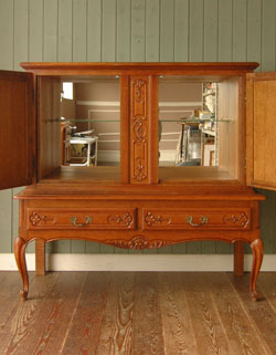 フランスの上品さと美しさが詰まった実用的なアンティークのキャビネット