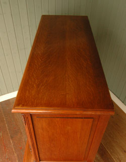 フランスの上品さと美しさが詰まった実用的なアンティークのキャビネット