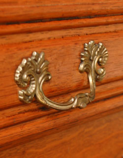 フランスの上品さと美しさが詰まった実用的なアンティークのキャビネット