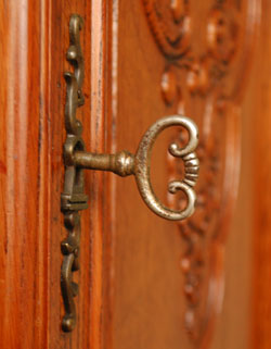 フランスの上品さと美しさが詰まった実用的なアンティークのキャビネット