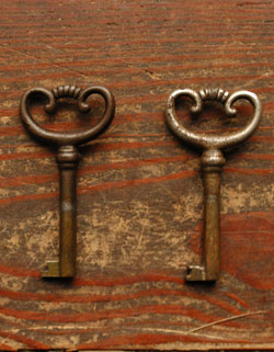 フランスの上品さと美しさが詰まった実用的なアンティークのキャビネット