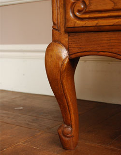 フランスの上品さと美しさが詰まった実用的なアンティークキャビネット