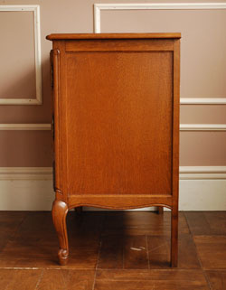 フランスの上品さと美しさが詰まった実用的なアンティークキャビネット