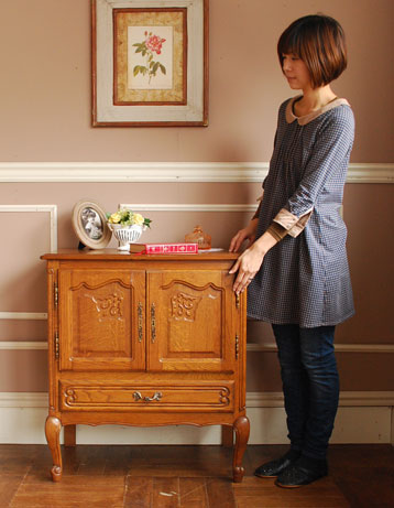 フランスの上品さと美しさが詰まった実用的なアンティークキャビネット