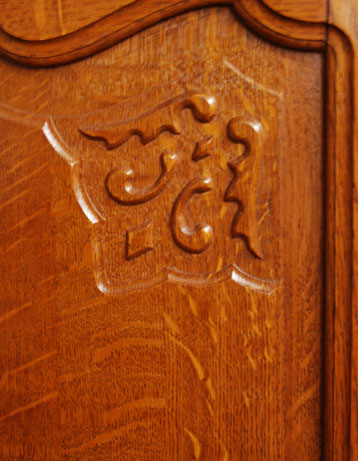 フランスの上品さと美しさが詰まった実用的なアンティークキャビネット