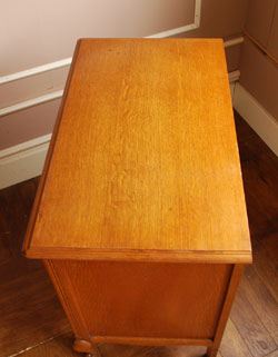 フランスの上品さと美しさが詰まった実用的なアンティークキャビネット