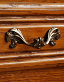 フランスの上品さと美しさが詰まった実用的なアンティークキャビネット