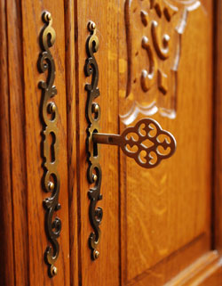 フランスの上品さと美しさが詰まった実用的なアンティークキャビネット