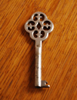 フランスの上品さと美しさが詰まった実用的なアンティークキャビネット