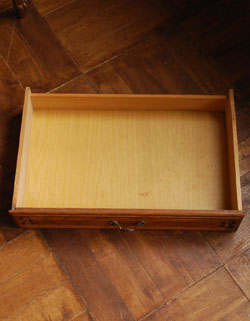 フランスの上品さと美しさが詰まった実用的なアンティークキャビネット