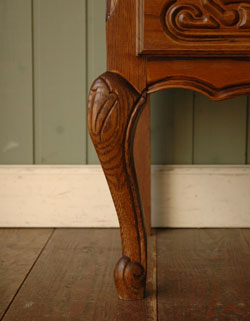 フランスの上品さと美しさが詰まった実用的なアンティークキャビネット