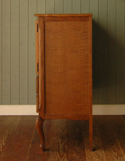 フランスの上品さと美しさが詰まった実用的なアンティークキャビネット