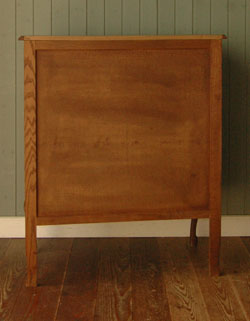 フランスの上品さと美しさが詰まった実用的なアンティークキャビネット