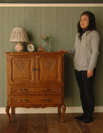 フランスの上品さと美しさが詰まった実用的なアンティークキャビネット