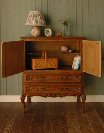 フランスの上品さと美しさが詰まった実用的なアンティークキャビネット