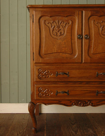 フランスの上品さと美しさが詰まった実用的なアンティークキャビネット