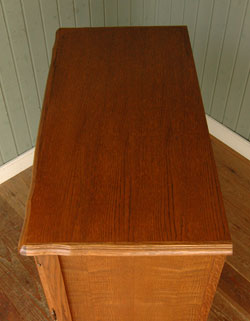 フランスの上品さと美しさが詰まった実用的なアンティークキャビネット