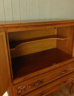 フランスの上品さと美しさが詰まった実用的なアンティークキャビネット