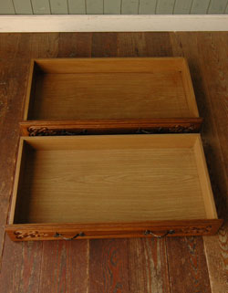 フランスの上品さと美しさが詰まった実用的なアンティークキャビネット