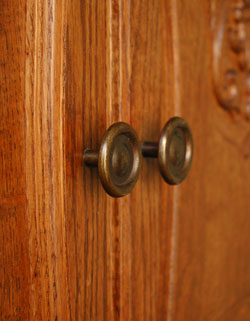 フランスの上品さと美しさが詰まった実用的なアンティークキャビネット