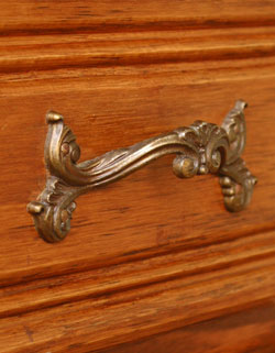 フランスの上品さと美しさが詰まった実用的なアンティークキャビネット