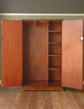 たくさん掛けれて、たっぷり収納！
 実用的で絵になる大人のワードローブ