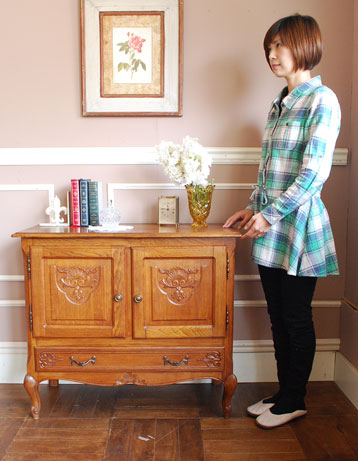 フランスの上品さと美しさが詰まった実用的なアンティークキャビネット