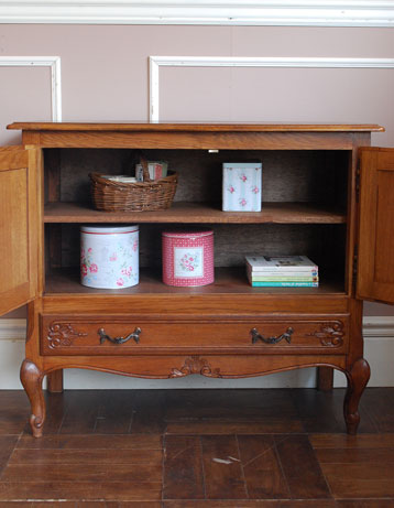 フランスの上品さと美しさが詰まった実用的なアンティークキャビネット