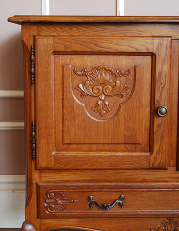 フランスの上品さと美しさが詰まった実用的なアンティークキャビネット