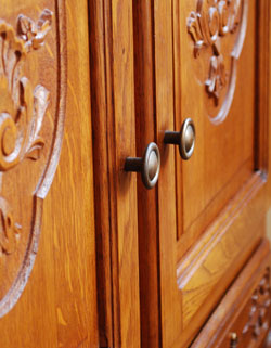 フランスの上品さと美しさが詰まった実用的なアンティークキャビネット