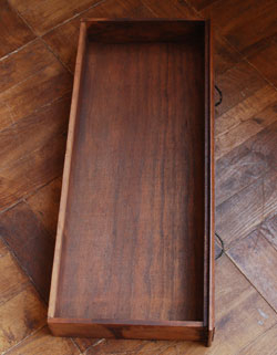 フランスの上品さと美しさが詰まった実用的なアンティークキャビネット